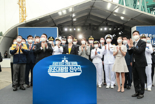 7월 28일 울산시 현대중공업에서 열린 정조대왕함 진수식에서 참석자들이 기념촬영을 하고 있다. 앞줄 오른쪽에서 두번째가 정현선씨.    [사진=현대중공업]